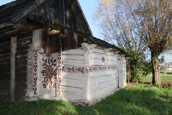 Вреди да се посети: Мало село во Полска каде што сѐ е покриено со цртежи од разнобојни цвеќиња
