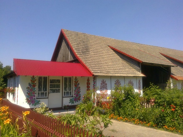 Вреди да се посети: Мало село во Полска каде што сѐ е покриено со цртежи од разнобојни цвеќиња