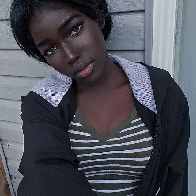 4-taa-gi-zapali-socijalnite-mrezhi-ja-narekuvaat-crna-barbika-a-i-se-nasmevnuva-svetska-kariera-www.kafepauza.mk_