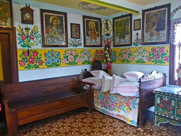 Вреди да се посети: Мало село во Полска каде што сѐ е покриено со цртежи од разнобојни цвеќиња