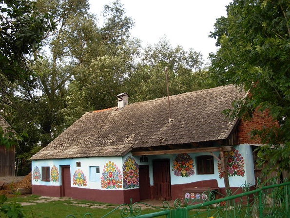 Вреди да се посети: Мало село во Полска каде што сѐ е покриено со цртежи од разнобојни цвеќиња