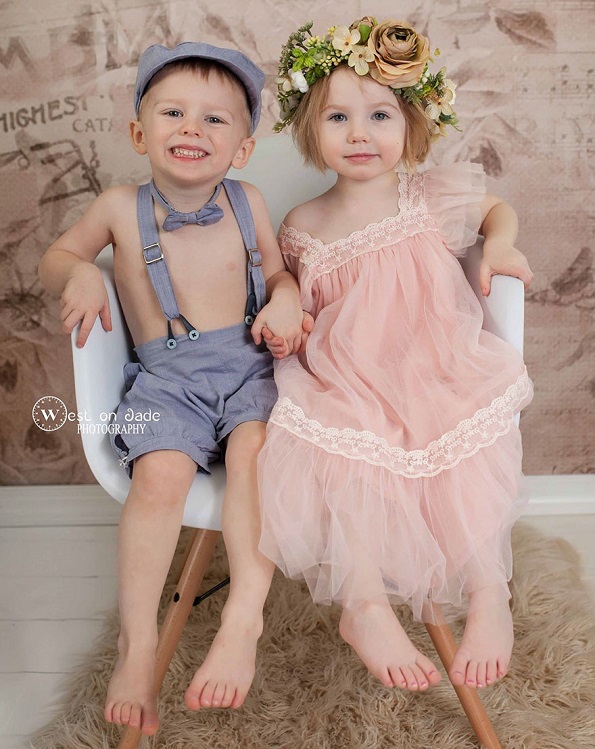 Ќе ви го стоплат срцето: Мајка споделува фотографии од нивните два пара близнаци