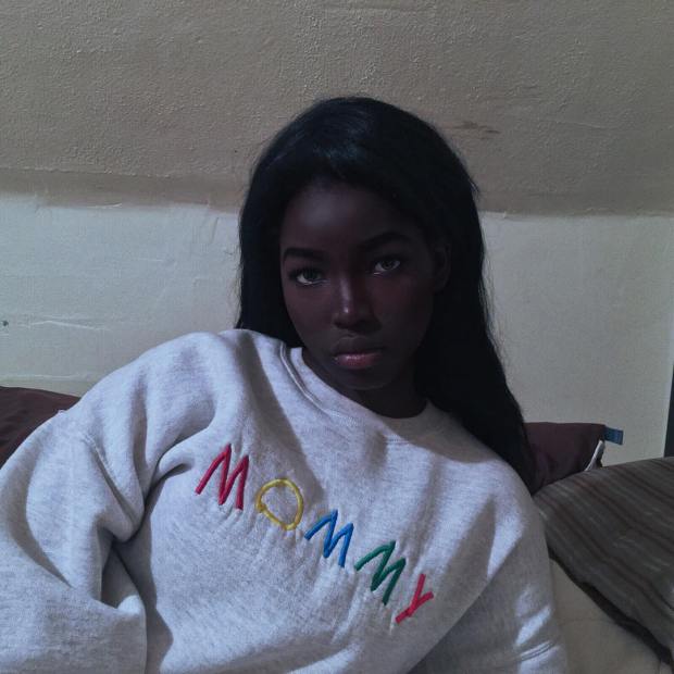 7-taa-gi-zapali-socijalnite-mrezhi-ja-narekuvaat-crna-barbika-a-i-se-nasmevnuva-svetska-kariera-www.kafepauza.mk_