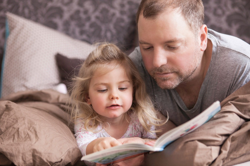 Драги родители, дали знаете зошто децата обожуваат да им читате приказни за добра ноќ?