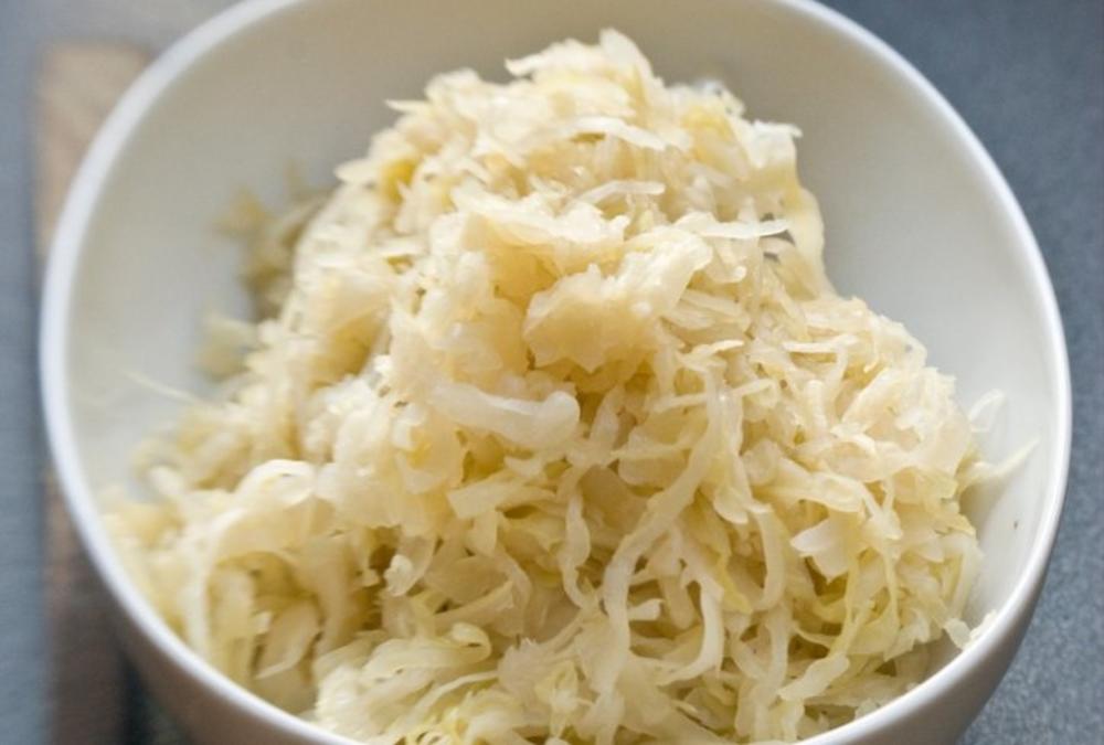 Маска за лице од кисела зелка која помага при отстранување акни