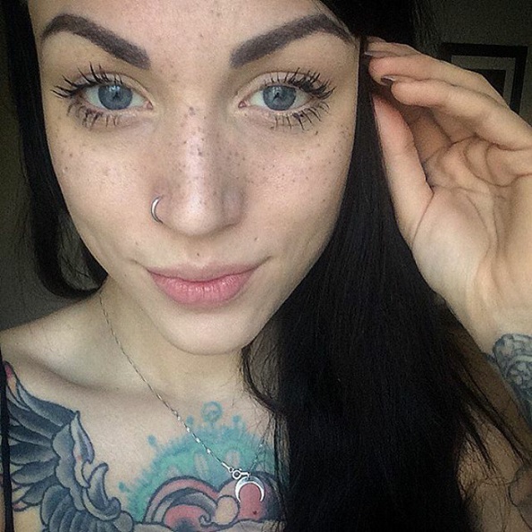 Тетовирање пеги на лицето: Нов тренд за убавина кој изгледа неодоливо