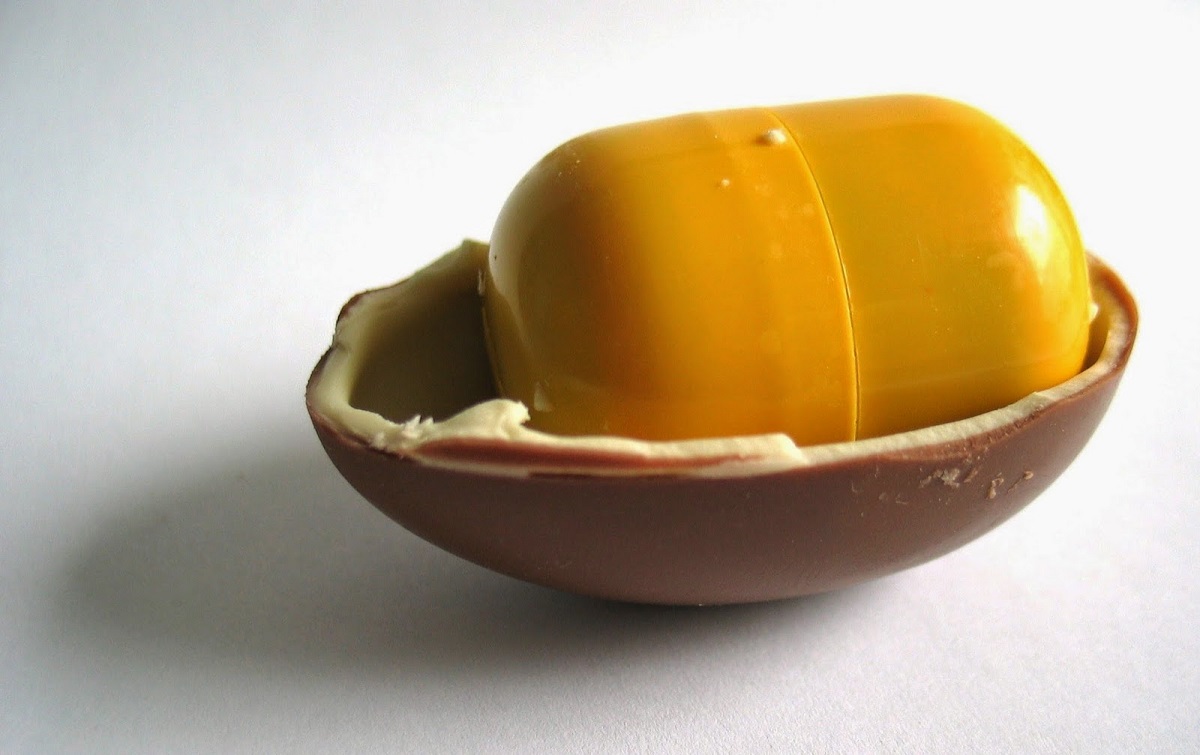 Знаете ли зошто јајцето кое се наоѓа во чоколадното Киндер јајце е жолто?
