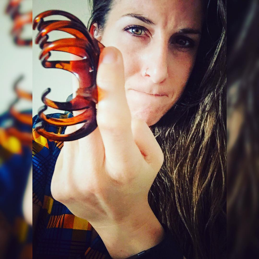 (13) Само девојките со долги коси можат да ги разберат овие секојдневни проблеми