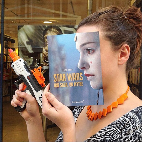 Забавни фотографии: Еве што прават вработените во книжарницата кога им е досадно