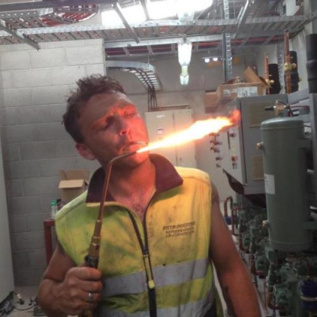 (16) Овие фотографии ни покажуваат зошто жените живеат подолго од мажите!