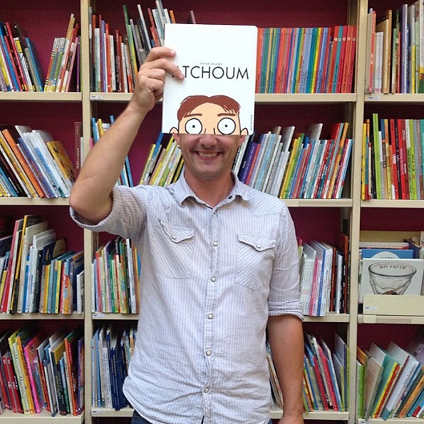 Забавни фотографии: Еве што прават вработените во книжарницата кога им е досадно