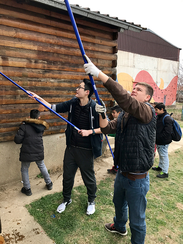 (2) Канадски ученици кои се движат по патот на мигрантите пристигнаа и во Македонија