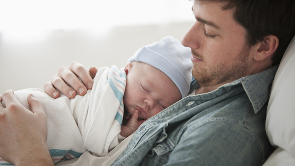 Родители, држете ги вашите бебиња во прегратка, науката потврдува дека тоа е добро за нив