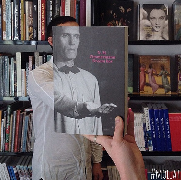 Забавни фотографии: Еве што прават вработените во книжарницата кога им е досадно