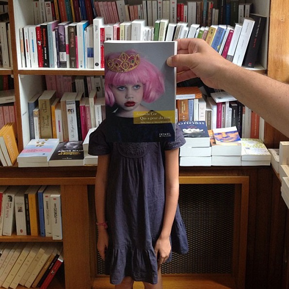 Забавни фотографии: Еве што прават вработените во книжарницата кога им е досадно