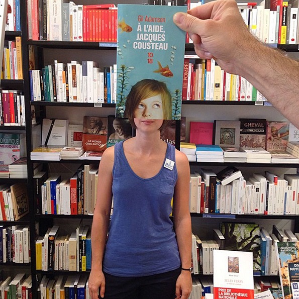 Забавни фотографии: Еве што прават вработените во книжарницата кога им е досадно