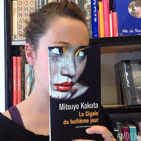 Забавни фотографии: Еве што прават вработените во книжарницата кога им е досадно