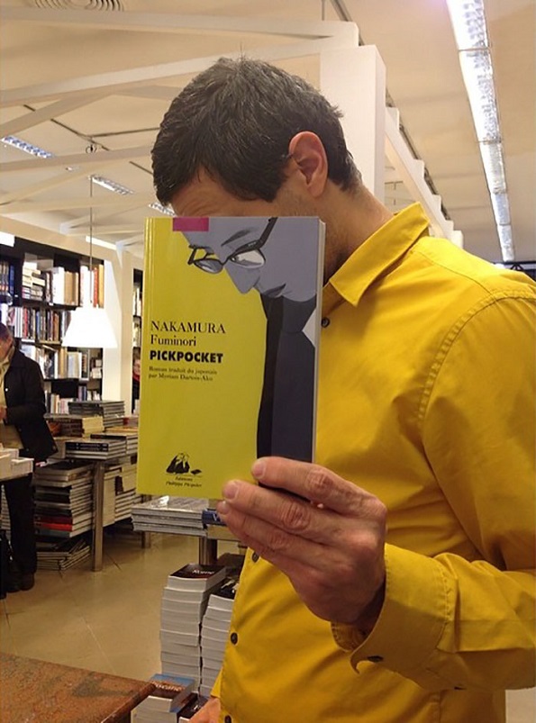 Забавни фотографии: Еве што прават вработените во книжарницата кога им е досадно