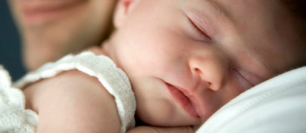 Родители, држете ги вашите бебиња во прегратка, науката потврдува дека тоа е добро за нив
