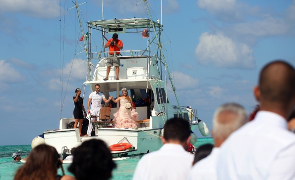 Свадба од соништата: Овој пар се венчал во водите на Карипското Море