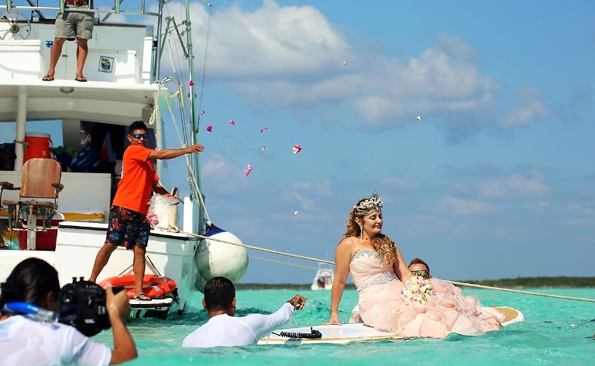 Свадба од соништата: Овој пар се венчал во водите на Карипското Море