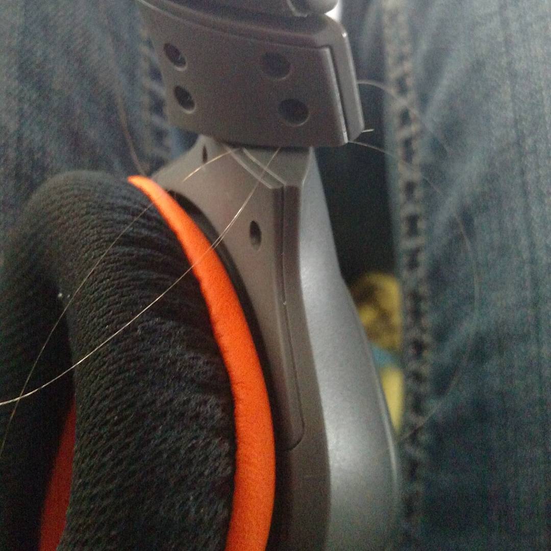 (8) Само девојките со долги коси можат да ги разберат овие секојдневни проблеми