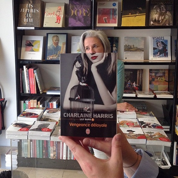 Забавни фотографии: Еве што прават вработените во книжарницата кога им е досадно