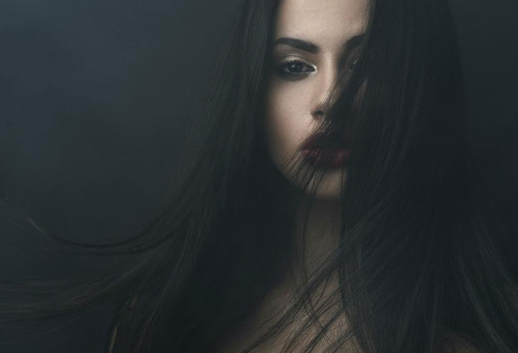 1-zhena-bez-dusha-10-potezi-koi-gi-pravi-vistinski-loshata-i-arogantna-zhena-www.kafepauza.mk_