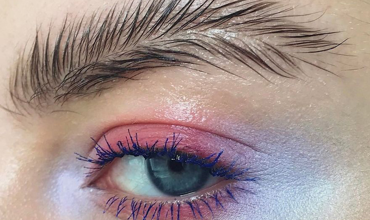 Најнов необичен моден тренд: Пердувести веѓи