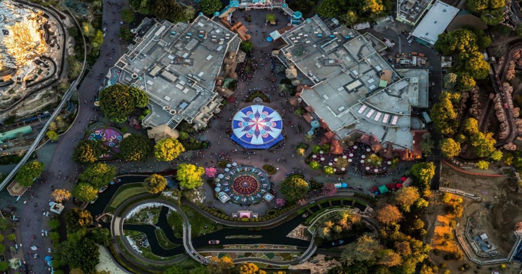 (1)poglednete-kako-izgleda-diznilend-od-ptichja-perspektiva-kafepauza.mk