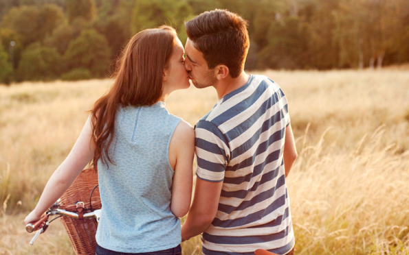 Науката открива: Зошто се бакнуваме за да покажеме љубов?