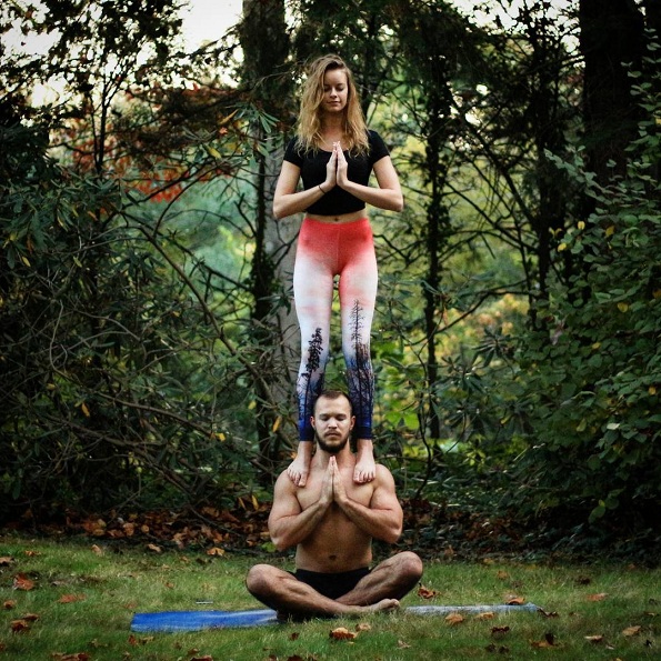 Необично запросување: Овој маж ја побарал девојка му за жена додека вежбале јога!