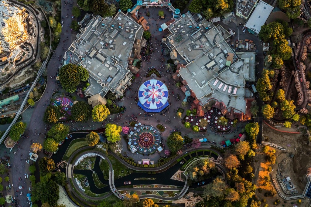 (4)poglednete-kako-izgleda-diznilend-od-ptichja-perspektiva-kafepauza.mk