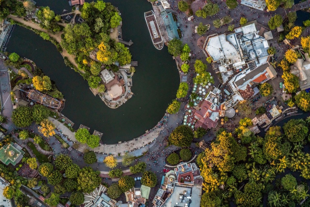 (5)poglednete-kako-izgleda-diznilend-od-ptichja-perspektiva-kafepauza.mk