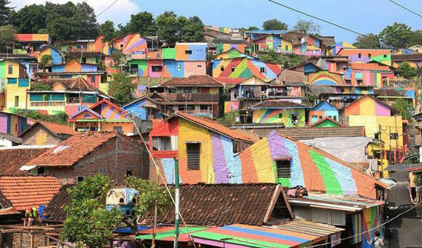 Срушени куќи претворени во ремек-дела: Ова индонезиско село во боите на виножитото ќе ве воодушеви!