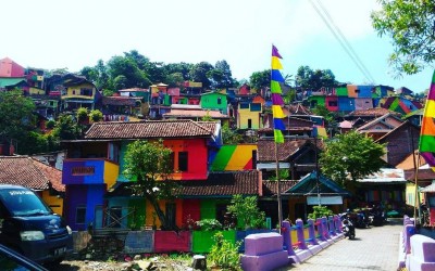 Срушени куќи претворени во ремек-дела: Ова индонезиско село во боите на виножитото ќе ве воодушеви!