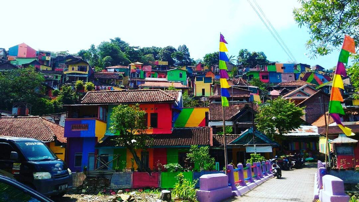 Срушени куќи претворени во ремек-дела: Ова индонезиско село во боите на виножитото ќе ве воодушеви!