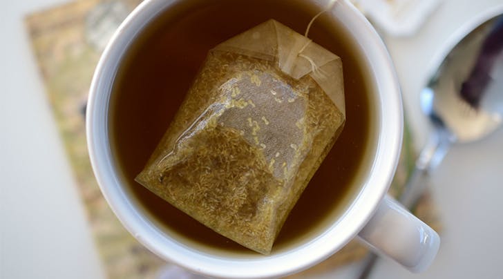 Љубители на чај, загревајте ја водата во микробранова – поздраво е на тој начин!
