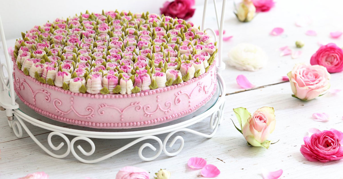 Не ви доаѓа да ги помирисате? Запознајте ја слаткарката од Берлин која дизајнира цветни торти