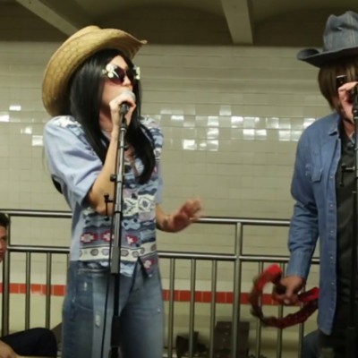 Мајли Сајрус и Џими Фалон маскирани одржаа спектакуларен концерт во подземна железница