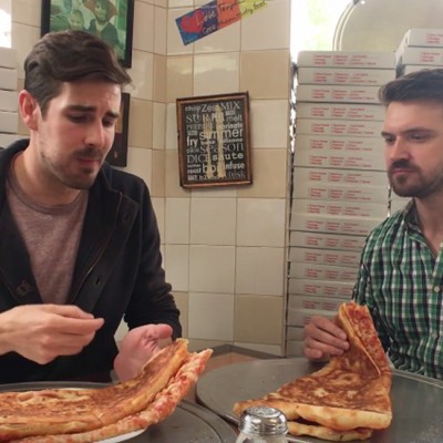Најдобри пријатели се обидуваат да го изедат најголемото парче пица што некогаш сте го виделе!