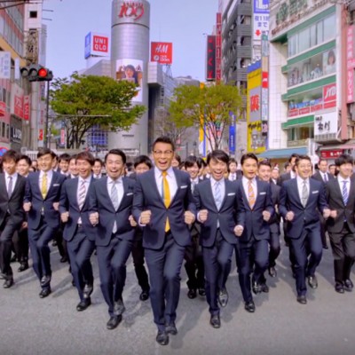 Насмеани Јапонци ви посакуваат убав ден со нивната весела песна