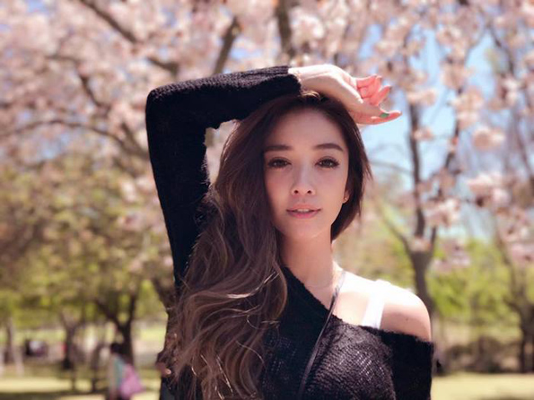 63-годишна мајка и нејзините средовечни ќерки го воодушевија светот со нивниот младешки изглед