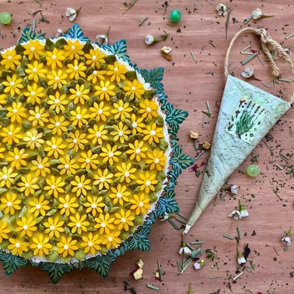 Не ви доаѓа да ги помирисате? Запознајте ја слаткарката од Берлин која дизајнира цветни торти