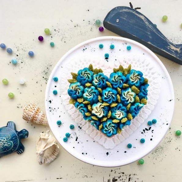 Не ви доаѓа да ги помирисате? Запознајте ја слаткарката од Берлин која дизајнира цветни торти