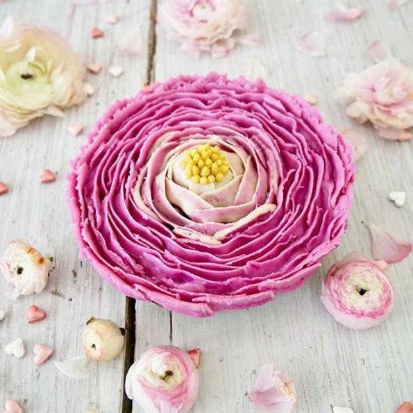 Не ви доаѓа да ги помирисате? Запознајте ја слаткарката од Берлин која дизајнира цветни торти