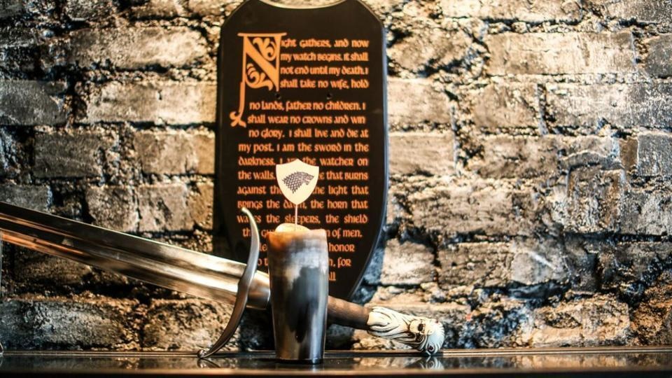 (16)dali-bi-go-posetile-barot-igra-na-tronovi-kafepauza.mk