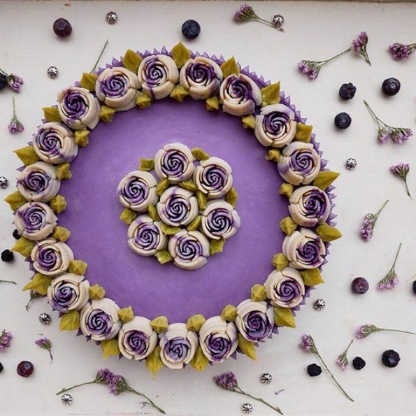 Не ви доаѓа да ги помирисате? Запознајте ја слаткарката од Берлин која дизајнира цветни торти