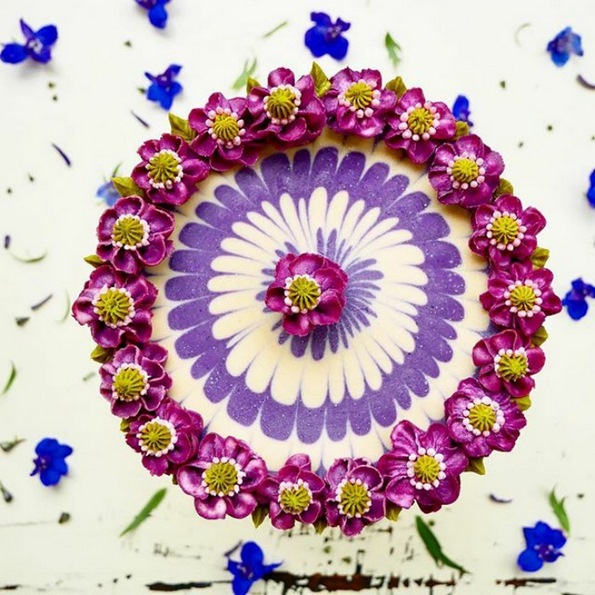 Не ви доаѓа да ги помирисате? Запознајте ја слаткарката од Берлин која дизајнира цветни торти