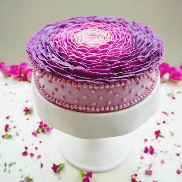 Не ви доаѓа да ги помирисате? Запознајте ја слаткарката од Берлин која дизајнира цветни торти